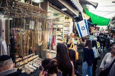 Tel Aviv, İsrail, 5 Ocak 2026, Carmel Market (Shuk HaCarmel), en büyük açık hava pazarı. Tel Aviv 'in göbeğinde yerel satıcılar ve otantik sokak sahneleri.