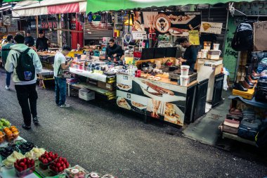 Tel Aviv, İsrail, 5 Ocak 2026, Carmel Market (Shuk HaCarmel), en büyük açık hava pazarı. Tel Aviv 'in göbeğinde yerel satıcılar ve otantik sokak sahneleri.