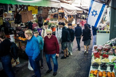 Tel Aviv, İsrail, 5 Ocak 2026, Carmel Market (Shuk HaCarmel), en büyük açık hava pazarı. Tel Aviv 'in göbeğinde yerel satıcılar ve otantik sokak sahneleri.
