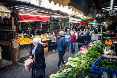 Tel Aviv, İsrail, 5 Ocak 2026, Carmel Market (Shuk HaCarmel), en büyük açık hava pazarı. Tel Aviv 'in göbeğinde yerel satıcılar ve otantik sokak sahneleri.