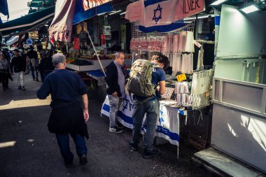 Tel Aviv, İsrail, 5 Ocak 2026, Carmel Market (Shuk HaCarmel), en büyük açık hava pazarı. Tel Aviv 'in göbeğinde yerel satıcılar ve otantik sokak sahneleri.