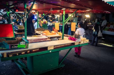 Tel Aviv, İsrail, 5 Ocak 2026, Carmel Market (Shuk HaCarmel), en büyük açık hava pazarı. Tel Aviv 'in göbeğinde yerel satıcılar ve otantik sokak sahneleri.