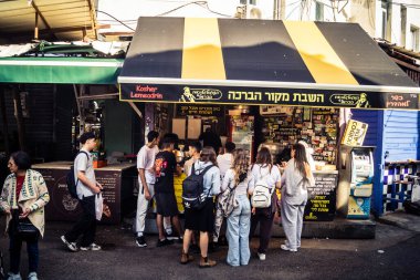 Tel Aviv, İsrail, 5 Ocak 2026, Carmel Market (Shuk HaCarmel), en büyük açık hava pazarı. Tel Aviv 'in göbeğinde yerel satıcılar ve otantik sokak sahneleri.