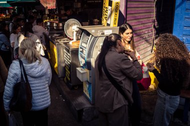 Tel Aviv, İsrail, 5 Ocak 2026, Carmel Market (Shuk HaCarmel), en büyük açık hava pazarı. Tel Aviv 'in göbeğinde yerel satıcılar ve otantik sokak sahneleri.