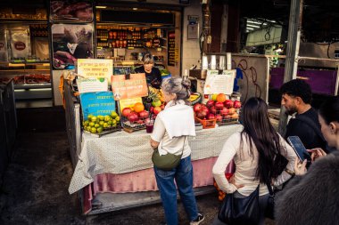Tel Aviv, İsrail, 5 Ocak 2026, Carmel Market (Shuk HaCarmel), en büyük açık hava pazarı. Tel Aviv 'in göbeğinde yerel satıcılar ve otantik sokak sahneleri.