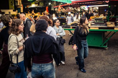 Tel Aviv, İsrail, 5 Ocak 2026, Carmel Market (Shuk HaCarmel), en büyük açık hava pazarı. Tel Aviv 'in göbeğinde yerel satıcılar ve otantik sokak sahneleri.