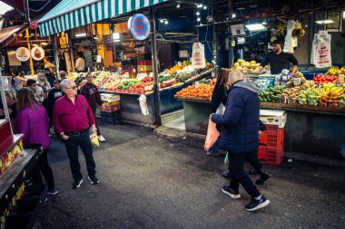 Tel Aviv, İsrail, 5 Ocak 2026, Carmel Market (Shuk HaCarmel), en büyük açık hava pazarı. Tel Aviv 'in göbeğinde yerel satıcılar ve otantik sokak sahneleri.