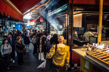 Tel Aviv, İsrail, 5 Ocak 2026, Carmel Market (Shuk HaCarmel), en büyük açık hava pazarı. Tel Aviv 'in göbeğinde yerel satıcılar ve otantik sokak sahneleri.