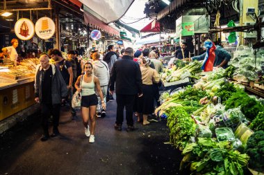 Tel Aviv, İsrail, 5 Ocak 2026, Carmel Market (Shuk HaCarmel), en büyük açık hava pazarı. Tel Aviv 'in göbeğinde yerel satıcılar ve otantik sokak sahneleri.