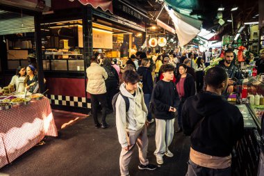 Tel Aviv, İsrail, 5 Ocak 2026, Carmel Market (Shuk HaCarmel), en büyük açık hava pazarı. Tel Aviv 'in göbeğinde yerel satıcılar ve otantik sokak sahneleri.