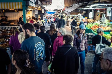 Tel Aviv, İsrail, 5 Ocak 2026, Carmel Market (Shuk HaCarmel), en büyük açık hava pazarı. Tel Aviv 'in göbeğinde yerel satıcılar ve otantik sokak sahneleri.