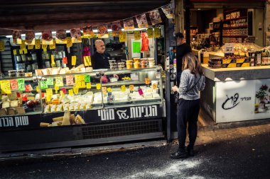Tel Aviv, İsrail, 5 Ocak 2026, Carmel Market (Shuk HaCarmel), en büyük açık hava pazarı. Tel Aviv 'in göbeğinde yerel satıcılar ve otantik sokak sahneleri.
