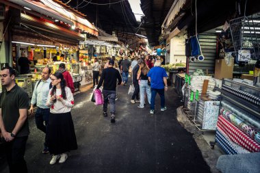 Tel Aviv, İsrail, 5 Ocak 2026, Carmel Market (Shuk HaCarmel), en büyük açık hava pazarı. Tel Aviv 'in göbeğinde yerel satıcılar ve otantik sokak sahneleri.