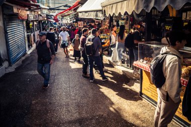 Tel Aviv, İsrail, 5 Ocak 2026, Carmel Market (Shuk HaCarmel), en büyük açık hava pazarı. Tel Aviv 'in göbeğinde yerel satıcılar ve otantik sokak sahneleri.