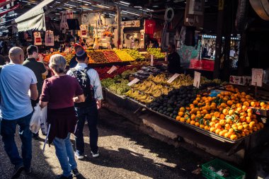 Tel Aviv, İsrail, 5 Ocak 2026, Carmel Market (Shuk HaCarmel), en büyük açık hava pazarı. Tel Aviv 'in göbeğinde yerel satıcılar ve otantik sokak sahneleri.