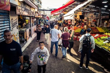 Tel Aviv, İsrail, 5 Ocak 2026, Carmel Market (Shuk HaCarmel), en büyük açık hava pazarı. Tel Aviv 'in göbeğinde yerel satıcılar ve otantik sokak sahneleri.