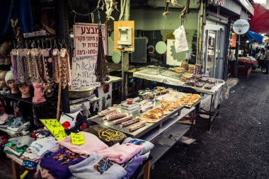 Tel Aviv, İsrail, 5 Ocak 2026, Carmel Market (Shuk HaCarmel), en büyük açık hava pazarı. Tel Aviv 'in göbeğinde yerel satıcılar ve otantik sokak sahneleri.