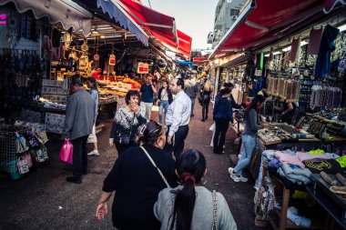 Tel Aviv, İsrail, 5 Ocak 2026, Carmel Market (Shuk HaCarmel), en büyük açık hava pazarı. Tel Aviv 'in göbeğinde yerel satıcılar ve otantik sokak sahneleri.
