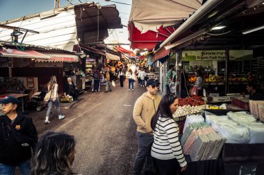 Tel Aviv, İsrail, 5 Ocak 2026, Carmel Market (Shuk HaCarmel), en büyük açık hava pazarı. Tel Aviv 'in göbeğinde yerel satıcılar ve otantik sokak sahneleri.