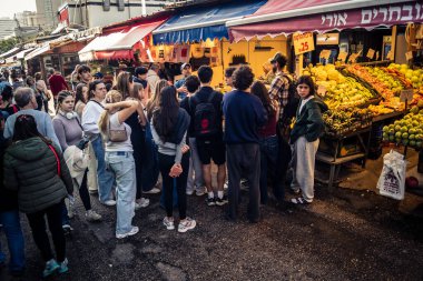 Tel Aviv, İsrail, 5 Ocak 2026, Carmel Market (Shuk HaCarmel), en büyük açık hava pazarı. Tel Aviv 'in göbeğinde yerel satıcılar ve otantik sokak sahneleri.