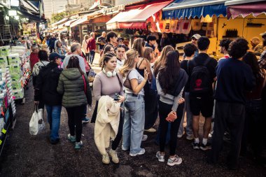 Tel Aviv, İsrail, 5 Ocak 2026, Carmel Market (Shuk HaCarmel), en büyük açık hava pazarı. Tel Aviv 'in göbeğinde yerel satıcılar ve otantik sokak sahneleri.