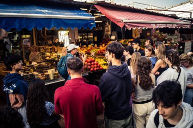 Tel Aviv, İsrail, 5 Ocak 2026, Carmel Market (Shuk HaCarmel), en büyük açık hava pazarı. Tel Aviv 'in göbeğinde yerel satıcılar ve otantik sokak sahneleri.