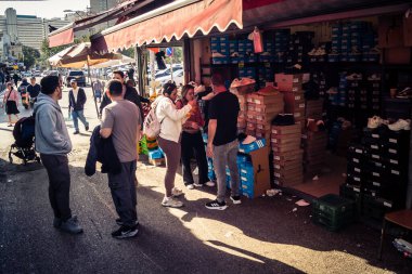 Tel Aviv, İsrail, 5 Ocak 2026, Carmel Market (Shuk HaCarmel), en büyük açık hava pazarı. Tel Aviv 'in göbeğinde yerel satıcılar ve otantik sokak sahneleri.