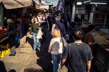 Tel Aviv, İsrail, 5 Ocak 2026, Carmel Market (Shuk HaCarmel), en büyük açık hava pazarı. Tel Aviv 'in göbeğinde yerel satıcılar ve otantik sokak sahneleri.