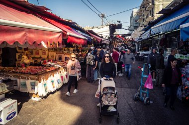 Tel Aviv, İsrail, 5 Ocak 2026, Carmel Market (Shuk HaCarmel), en büyük açık hava pazarı. Tel Aviv 'in göbeğinde yerel satıcılar ve otantik sokak sahneleri.