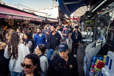 Tel Aviv, İsrail, 5 Ocak 2026, Carmel Market (Shuk HaCarmel), en büyük açık hava pazarı. Tel Aviv 'in göbeğinde yerel satıcılar ve otantik sokak sahneleri.