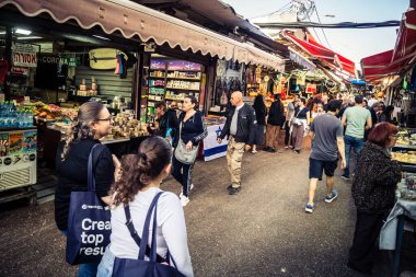 Tel Aviv, İsrail, 5 Ocak 2026, Carmel Market (Shuk HaCarmel), en büyük açık hava pazarı. Tel Aviv 'in göbeğinde yerel satıcılar ve otantik sokak sahneleri.