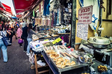 Tel Aviv, İsrail, 5 Ocak 2026, Carmel Market (Shuk HaCarmel), en büyük açık hava pazarı. Tel Aviv 'in göbeğinde yerel satıcılar ve otantik sokak sahneleri.