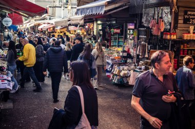 Tel Aviv, İsrail, 5 Ocak 2026, Carmel Market (Shuk HaCarmel), en büyük açık hava pazarı. Tel Aviv 'in göbeğinde yerel satıcılar ve otantik sokak sahneleri.
