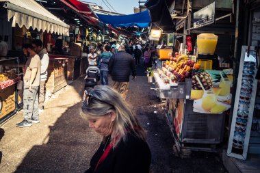 Tel Aviv, İsrail, 5 Ocak 2026, Carmel Market (Shuk HaCarmel), en büyük açık hava pazarı. Tel Aviv 'in göbeğinde yerel satıcılar ve otantik sokak sahneleri.
