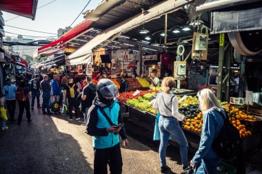 Tel Aviv, İsrail, 5 Ocak 2026, Carmel Market (Shuk HaCarmel), en büyük açık hava pazarı. Tel Aviv 'in göbeğinde yerel satıcılar ve otantik sokak sahneleri.