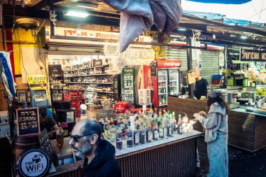 Tel Aviv, İsrail, 5 Ocak 2026, Carmel Market (Shuk HaCarmel), en büyük açık hava pazarı. Tel Aviv 'in göbeğinde yerel satıcılar ve otantik sokak sahneleri.