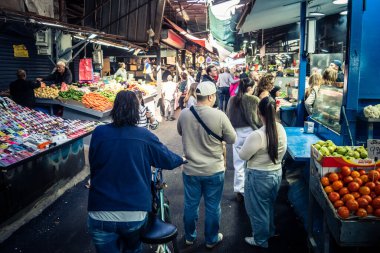 Tel Aviv, İsrail, 5 Ocak 2026, Carmel Market (Shuk HaCarmel), en büyük açık hava pazarı. Tel Aviv 'in göbeğinde yerel satıcılar ve otantik sokak sahneleri.