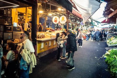 Tel Aviv, İsrail, 5 Ocak 2026, Carmel Market (Shuk HaCarmel), en büyük açık hava pazarı. Tel Aviv 'in göbeğinde yerel satıcılar ve otantik sokak sahneleri.