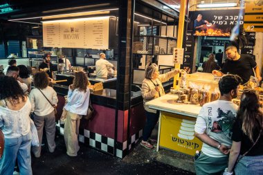 Tel Aviv, İsrail, 5 Ocak 2026, Carmel Market (Shuk HaCarmel), en büyük açık hava pazarı. Tel Aviv 'in göbeğinde yerel satıcılar ve otantik sokak sahneleri.