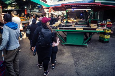 Tel Aviv, İsrail, 5 Ocak 2026, Carmel Market (Shuk HaCarmel), en büyük açık hava pazarı. Tel Aviv 'in göbeğinde yerel satıcılar ve otantik sokak sahneleri.