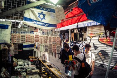 Tel Aviv, İsrail, 5 Ocak 2026, Carmel Market (Shuk HaCarmel), en büyük açık hava pazarı. Tel Aviv 'in göbeğinde yerel satıcılar ve otantik sokak sahneleri.