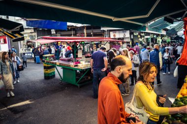 Tel Aviv, İsrail, 5 Ocak 2026, Carmel Market (Shuk HaCarmel), en büyük açık hava pazarı. Tel Aviv 'in göbeğinde yerel satıcılar ve otantik sokak sahneleri.
