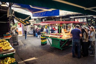 Tel Aviv, İsrail, 5 Ocak 2026, Carmel Market (Shuk HaCarmel), en büyük açık hava pazarı. Tel Aviv 'in göbeğinde yerel satıcılar ve otantik sokak sahneleri.