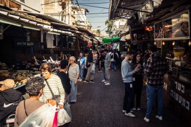 Tel Aviv, İsrail, 5 Ocak 2026, Carmel Market (Shuk HaCarmel), en büyük açık hava pazarı. Tel Aviv 'in göbeğinde yerel satıcılar ve otantik sokak sahneleri.