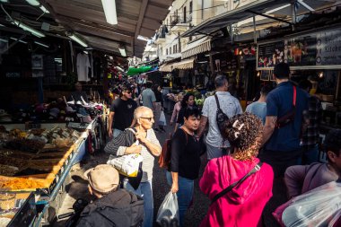 Tel Aviv, İsrail, 5 Ocak 2026, Carmel Market (Shuk HaCarmel), en büyük açık hava pazarı. Tel Aviv 'in göbeğinde yerel satıcılar ve otantik sokak sahneleri.