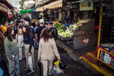 Tel Aviv, İsrail, 5 Ocak 2026, Carmel Market (Shuk HaCarmel), en büyük açık hava pazarı. Tel Aviv 'in göbeğinde yerel satıcılar ve otantik sokak sahneleri.