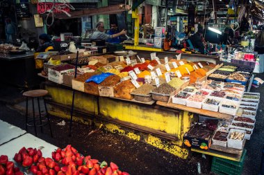 Tel Aviv, İsrail, 5 Ocak 2026, Carmel Market (Shuk HaCarmel), en büyük açık hava pazarı. Tel Aviv 'in göbeğinde yerel satıcılar ve otantik sokak sahneleri.