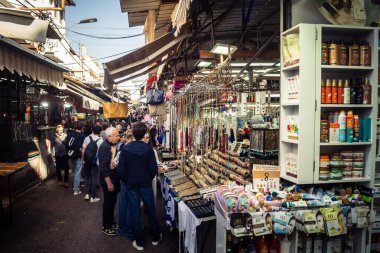 Tel Aviv, İsrail, 5 Ocak 2026, Carmel Market (Shuk HaCarmel), en büyük açık hava pazarı. Tel Aviv 'in göbeğinde yerel satıcılar ve otantik sokak sahneleri.