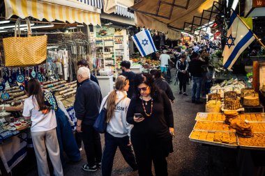 Tel Aviv, İsrail, 5 Ocak 2026, Carmel Market (Shuk HaCarmel), en büyük açık hava pazarı. Tel Aviv 'in göbeğinde yerel satıcılar ve otantik sokak sahneleri.