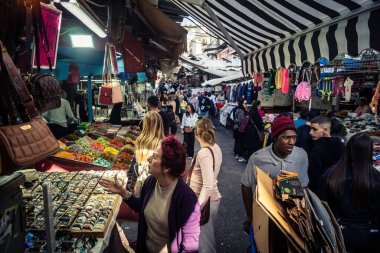 Tel Aviv, İsrail, 5 Ocak 2026, Carmel Market (Shuk HaCarmel), en büyük açık hava pazarı. Tel Aviv 'in göbeğinde yerel satıcılar ve otantik sokak sahneleri.